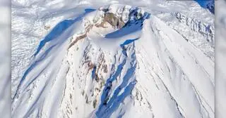 Wulkan Mount Spurr, zdjęcie z lutego 2025 roku