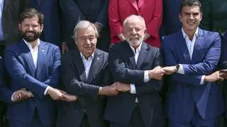 Światowi liderzy pozują do zdjęcia na spotkaniu przed szczytem klimatycznym COP30