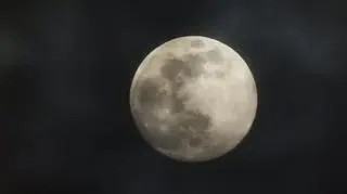 Pełnia Śnieżnego Księżyca zza chmur