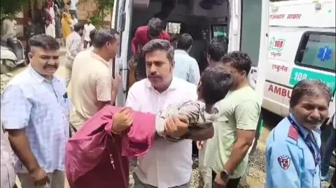 Służby udzielają pomocy dzieciom poszkodowanym w katastrofie szkoły w Indiach