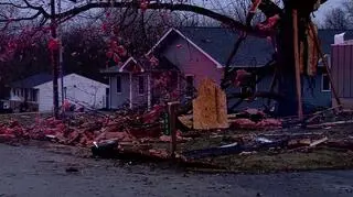 Zerwane dachy, tysiące bez prądu. Seria tornad w Illinois