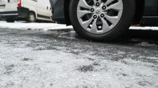 Szklanka na drogach i chodnikach. Tu będzie niebezpiecznie