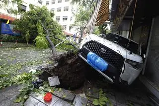 Zniszczenia w Hanoi po uderzeniu tajfunu Yagi