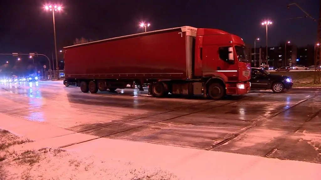 Ciężarówka blokowała rondo Broniewskiego