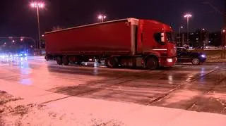 Ciężarówka blokowała rondo Broniewskiego