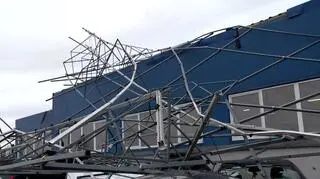 Panele spadły na samochody