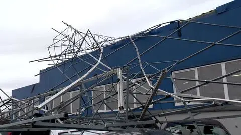 W Białymstoku wiatr zerwał panele fotowoltaiczne, uszkodziły kilkanaście samochodów