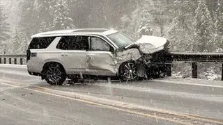 W stanie Waszyngton głaz spadł na przejeżdżający samochód