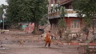 Tajscy mnisi sprzątają buddyjską świątynię po powodzi