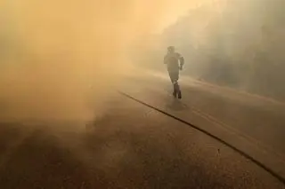 Walka z pożarem w pobliżu greckiej stolicy