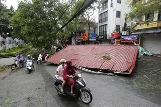 Zniszczenia w Hanoi po uderzeniu tajfunu Yagi