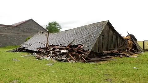 Ponad 1700 interwencji po burzach. Zniszczone budynki, powalone drzewa