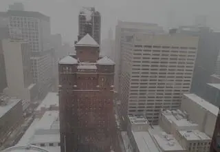 Śnieżyca sparaliżowała miasto. Ponad tysiąc odwołanych i opóźnionych lotów