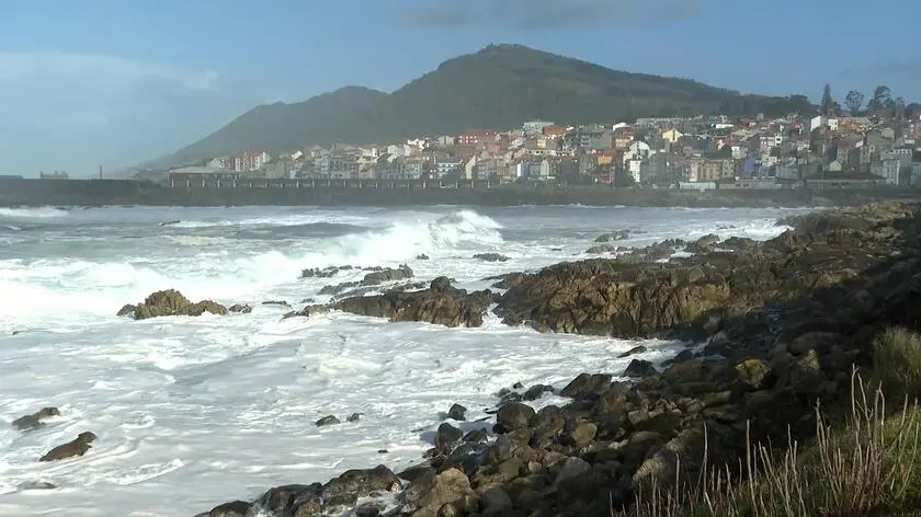 Kilkumetrowe fale i obfite opady śniegu. Wydano pomarańczowe alarmy