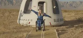 Michaela Benthaus po locie z firmą Blue Origin