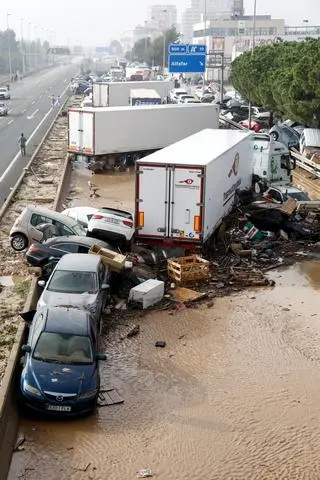 Uszkodzone samochody na ulicy w gminie Alfafar, prowincja Walencja