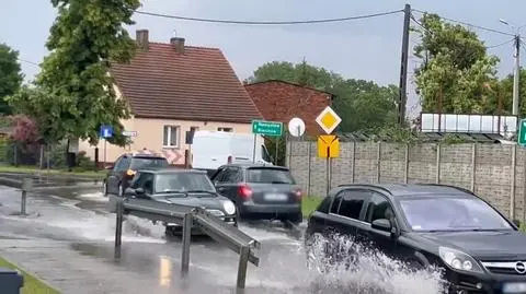 Nagłe oberwanie chmury zalało ulicę w Jelczu-Laskowicach