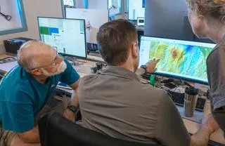 Naukowcy David Caress, Jennifer Paduan i Jeff Beeson badają dno oceaniczne