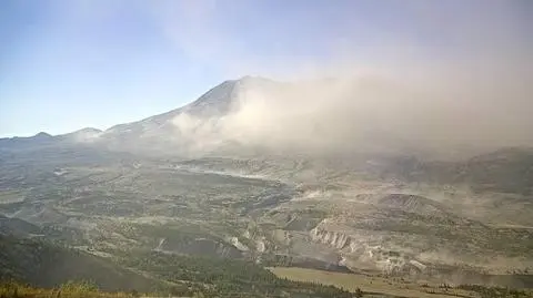 Reuspensja popiołu na zboczach Mount St. Helens 