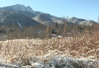 Zima zawitała w góry. Pokrywa śnieżna coraz grubsza