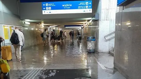 Zalane przejście na dworcu w Gdyni, drogi pod wodą w Ustce