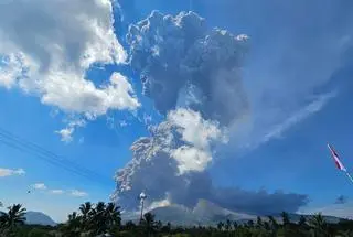Poniedziałkowa erupcja wulkanu Lewotobi Laki-Laki