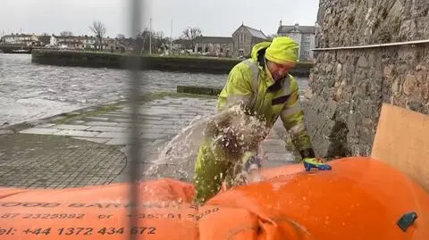 Robotnicy instalują bariery przeciwpowodziowe wzdłuż wybrzeża