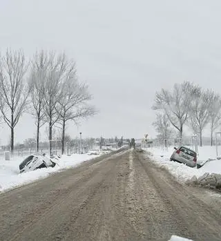 Samochody ześlizgnęły się z jezdni