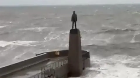 Sztorm Claudia uderza w Wyspy Brytyjskie