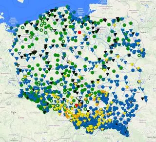 Stan wód w Polsce 18.05.2023 ok. godz. 8. Kolor czerwony oznacza przekroczenie stanów alarmowych, pomarańczowy - stanów ostrzegawczych, a żółty - strefę stanów wysokich