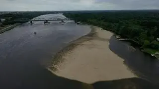 Niski poziom wody w Wiśle w Toruniu