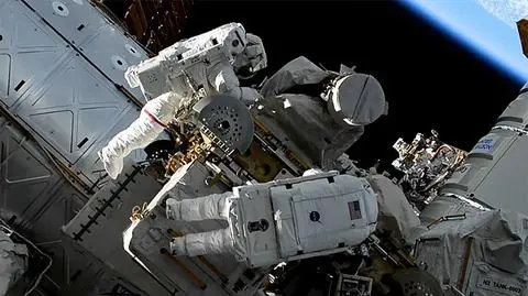 Torba z narzędziami zgubiona podczas spaceru kosmicznego. Teraz krąży wokół Ziemi