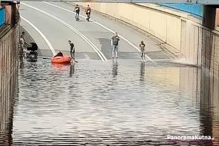 Pontonem po zalanej obwodnicy w Kutnie
