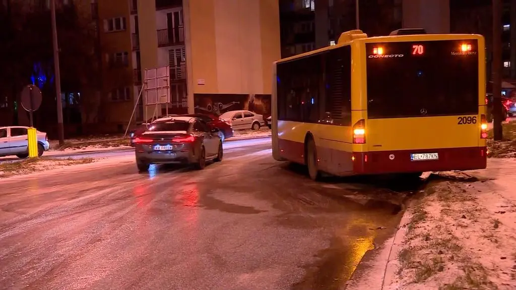 Samochód utknął na śliskiej drodze