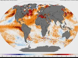 Odchylenie średniej temperatury względem średniej wieloletniej