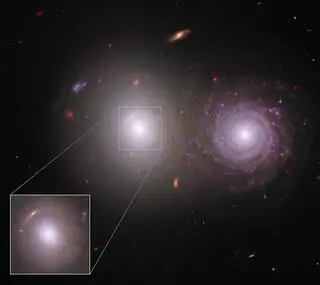 Podwójna galaktyka na zdjęciach Kosmicznych Teleskopów Hubble'a i Jamesa Webba