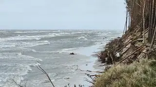 Fale morskie uszkodziły klif w Lubiatowie