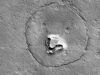 Formacja geologiczna na Marsie w kształcie niedźwiedziego pyska