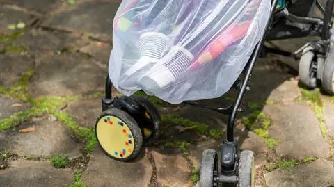 Podczas upałów warto przykrywać ciemne wózki jasnymi nakryciami