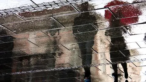 Połowa kraju z deszczem, w pozostałych miejscach będzie się przejaśniać