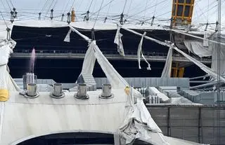 Wiatr zniszczył część dachu hali O2 Arena w Londynie