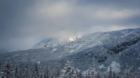 "Upadek po skałach był śmiertelny". Lawina porwała turystę w Tatrach, zginął na miejscu