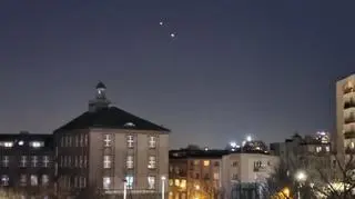 Nieruchome światełka zawieszone nad Warszawą