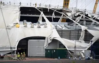 Wiatr zniszczył część dachu hali O2 Arena w Londynie