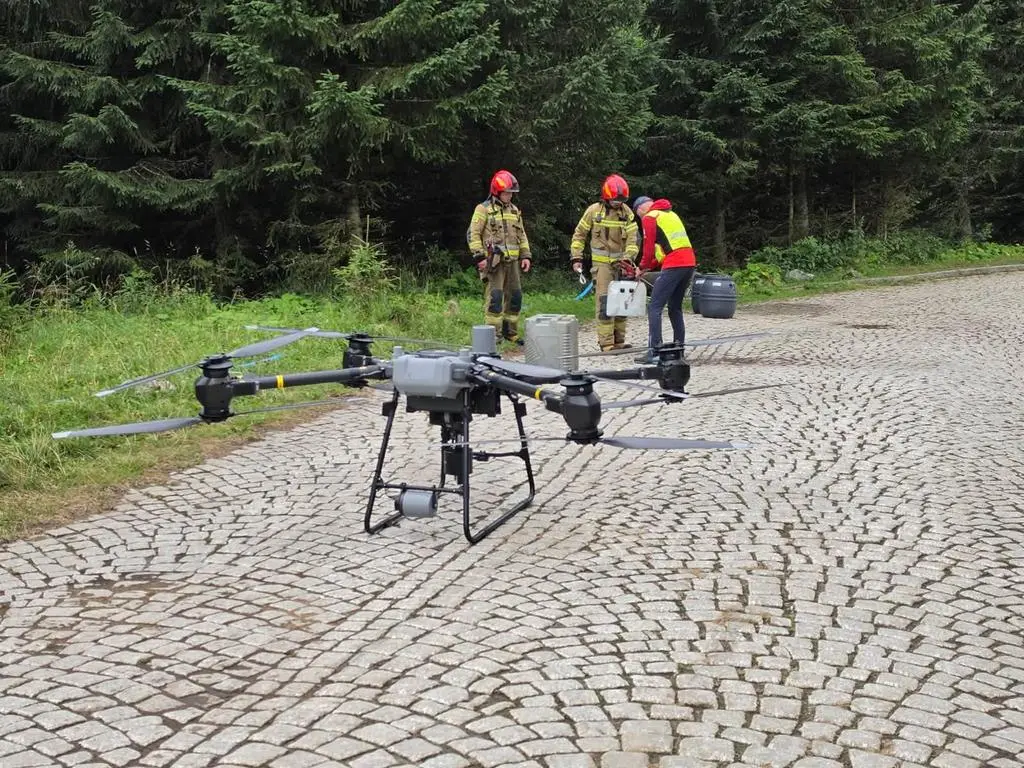 Dron dostarczał strażakom wodę