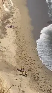 Kitesurfer ułożył na plaży napis "HELP" (z lewej strony zdjęcia)
