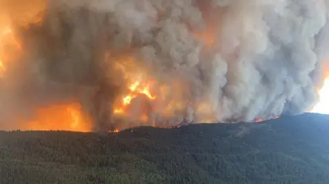 Ewakuują ponad połowę mieszkańców regionu. Ogień trawi Kanadę