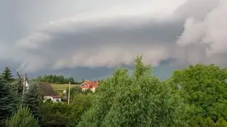 Chmura Arcus w okolicach Strzelina (woj. dolnośląskie). U dołu widoczna chmura stropowa