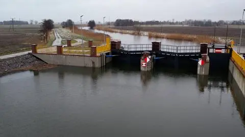 Podniesiony poziom wody w rzece Tuga na Żuławach Wiślanych