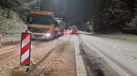 2,5-kilometrowy korek, ekspresówka zablokowana przez ciężarówki. Winny śnieg